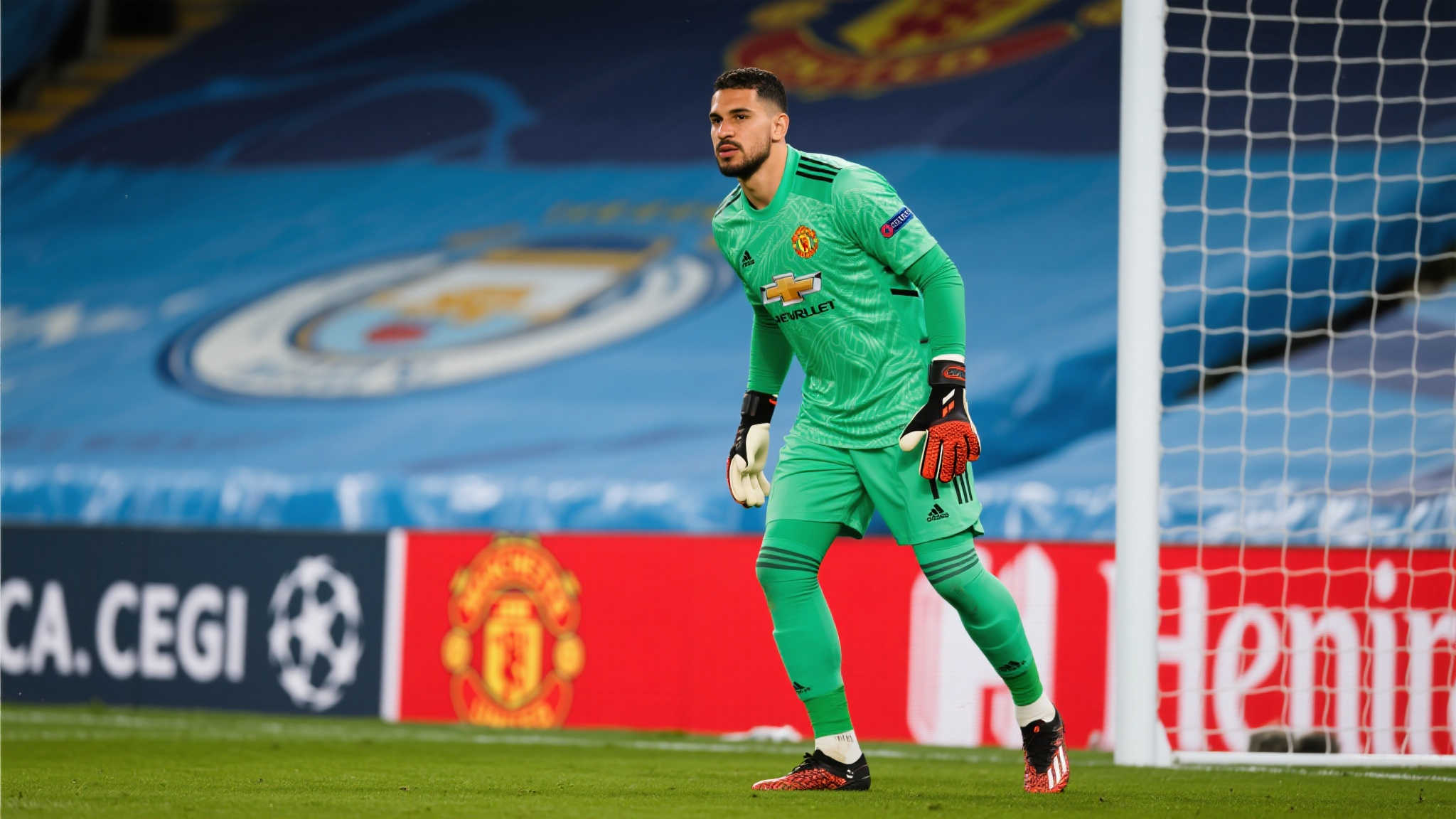 “大马丁心仪曼联,即使无欧冠也愿加盟,关键是什么?” 职业球员的选择往往不止是荣誉与金钱,有时还有梦想和